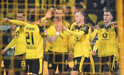Aquí tienes la traducción al español de la descripción de la fotografía:
"El delantero alemán del Dortmund, Maximilian Beier, celebra con sus compañeros tras anotar el segundo gol de su equipo durante el partido de fútbol de la Bundesliga (primera división alemana) entre el Borussia Dortmund y el Borussia Mönchengladbach, en Dortmund.