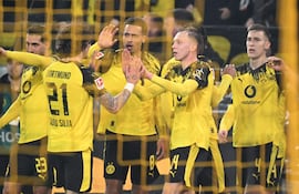 Aquí tienes la traducción al español de la descripción de la fotografía:
"El delantero alemán del Dortmund, Maximilian Beier, celebra con sus compañeros tras anotar el segundo gol de su equipo durante el partido de fútbol de la Bundesliga (primera división alemana) entre el Borussia Dortmund y el Borussia Mönchengladbach, en Dortmund.