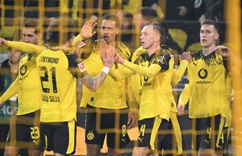 Aquí tienes la traducción al español de la descripción de la fotografía:
"El delantero alemán del Dortmund, Maximilian Beier, celebra con sus compañeros tras anotar el segundo gol de su equipo durante el partido de fútbol de la Bundesliga (primera división alemana) entre el Borussia Dortmund y el Borussia Mönchengladbach, en Dortmund.