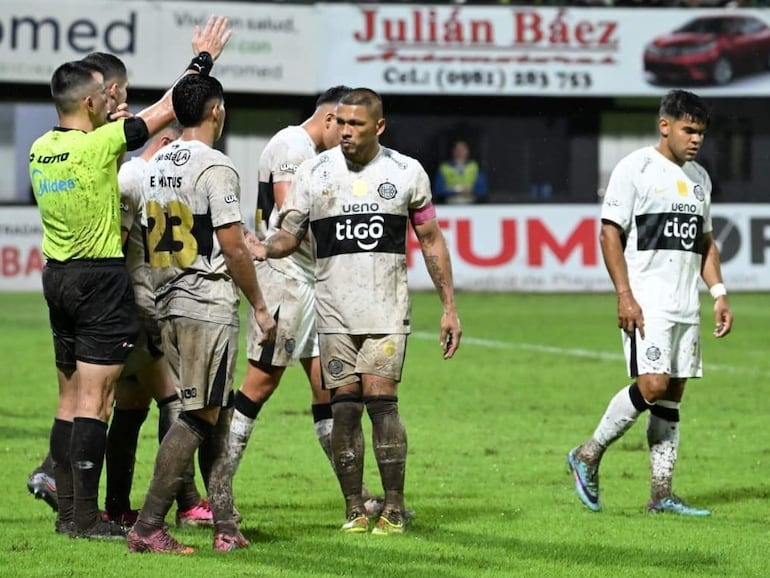 Los jugadores de Olimpia reaccionan al final del partido contra Rubio Ñu por la fecha 13 del torneo Clausura 2026 de la Primera División de Paraguay en el estadio La Arboleda, en Asunción, Paraguay.