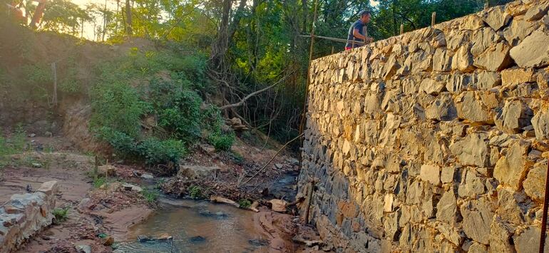 La base del puente en construcción se desmorona con cada lluvia.