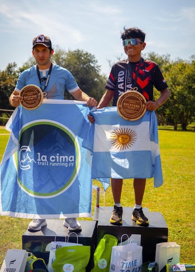 A la derecha, El argentino Leonardo Álvarez, oriundo de Jujuy, se consagró campeón de la quinta edición del Ulala Backyard Ultra Paraguay, tras permanecer 27 horas consecutivas en competencia y completar 181 kilómetros en el Club El Cortijo de San Bernardino.