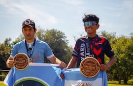 A la derecha, El argentino Leonardo Álvarez, oriundo de Jujuy, se consagró campeón de la quinta edición del Ulala Backyard Ultra Paraguay, tras permanecer 27 horas consecutivas en competencia y completar 181 kilómetros en el Club El Cortijo de San Bernardino.
