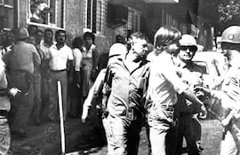 El 22 de marzo de 1984, ABC Color fue clausurado por la dictadura. En la foto, la detención del periodista José Luis De Tone.