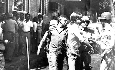 El 22 de marzo de 1984, ABC Color fue clausurado por la dictadura. En la foto, la detención del periodista José Luis De Tone.