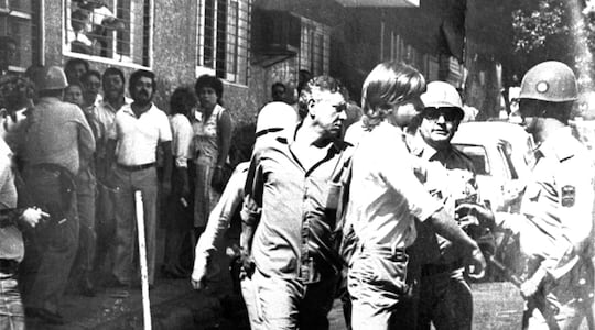 El 22 de marzo de 1984, ABC Color fue clausurado por la dictadura. En la foto, la detención del periodista José Luis De Tone.