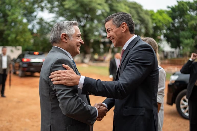 Luis Ramírez y Santiago Peña en el acto simbólico que marcó la apertura oficial del año lectivo 2026 en el Colegio Nacional EMD Ysaty.
