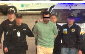Combo de fotografías cedidas por la Fiscalía General de la República de México (FRG), que muestra el traslado del contraalmirante Fernando Farías Laguna (c) este jueves, desde Argentina a Ciudad de México. La FGR informó del traslado de Farías, acusado de contrabando de combustible, quien fue detenido el pasado 23 de abril en el país suramericano.