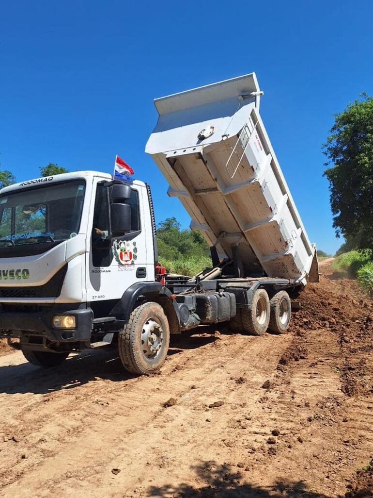El trabajo de tapar los pozos y cortes se hace lento, debido a las escasas maquinarias.