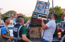 Las máquinas tragamonedas fueron llevadas a un corralón, y posteriormente serán destruídas.