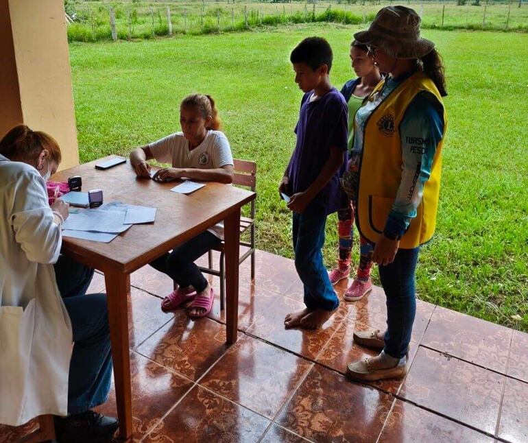 La asistencia médica también incluyó a los niños del lugar.