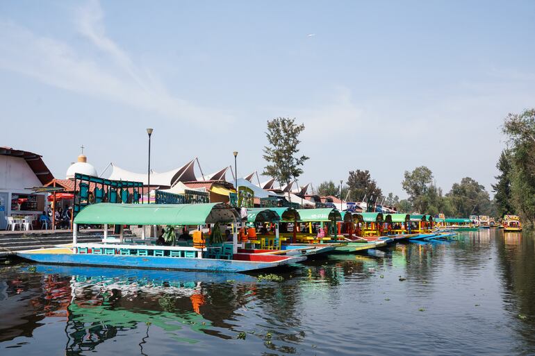 Trajineras multicolores.