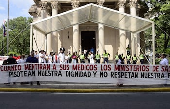 ARCHIVO - Protesta de médicos frente al Panteón de los Héroes en 2024