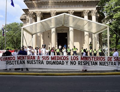 ARCHIVO - Protesta de médicos frente al Panteón de los Héroes en 2024