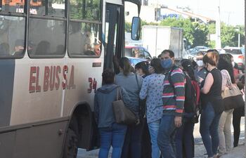 Transportistas advierten que solo tienen combustible para operar hasta antes del viernes.