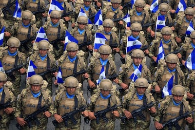Soldados salvadoreños durante un desfile militar en San Salvador, el pasado 15 de septiembre.