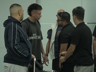 El arquero uruguayo Sebastián Lentinelly (c) durante la llegada al Aeropuerto Internacional Silvio Pettirossi para oficializar el traspaso a Olimpia.