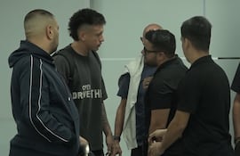 El arquero uruguayo Sebastián Lentinelly (c) durante la llegada al Aeropuerto Internacional Silvio Pettirossi para oficializar el traspaso a Olimpia.