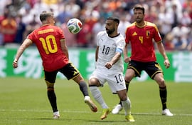 Leandro Trossard (I) y Brandon Mechele de Bélgica en acción contra Mohamed Salah (C) de Egipto durante el partido de la fase de grupos de la Copa Mundial de la FIFA 2026 entre Bélgica y Egipto, en Seattle, EE. UU..