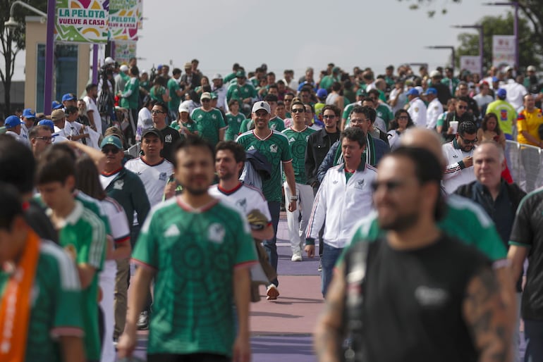 Aficionados animan previo a la inauguración del Mundial de la FIFA 2026 este jueves, en el estadio Ciudad de México (México).