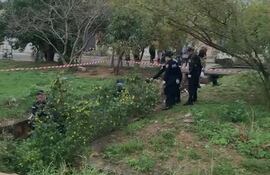 Efectivos de la comisaría jurisdiccional acordonan el sitio donde se produjo el hallazgo de cadáver esta mañana, en la Costanera Norte.