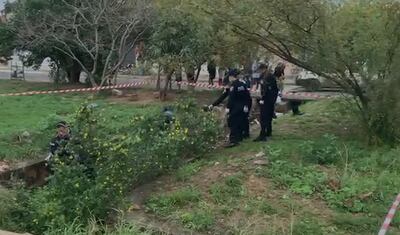 Efectivos de la comisaría jurisdiccional acordonan el sitio donde se produjo el hallazgo de cadáver esta mañana, en la Costanera Norte.