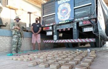 La droga estaba distribuida en varios paquetes prensados.