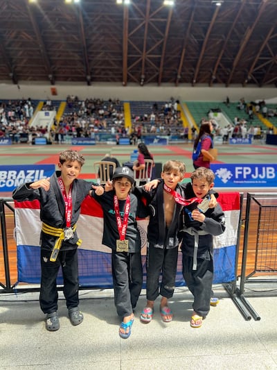 Felices los medallistas de la delegación paraguaya, en Curitiba.