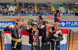 Felices los medallistas de la delegación paraguaya, en Curitiba.