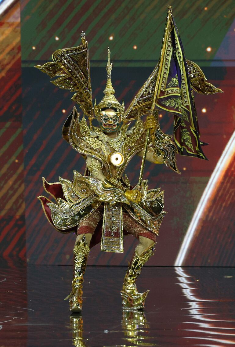 Miss Vietnam, Huong Giang Nguyen, compite en el concurso de traje nacional de Miss Universo 2025.