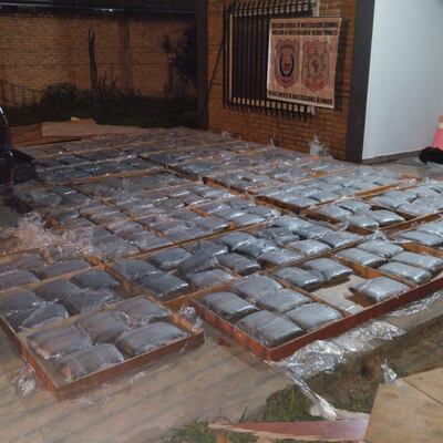 Dentro de las puertas, los agentes de la Policía Nacional, hallaron 250 panes de marihuana picada, con un peso total de 229 kilogramos.