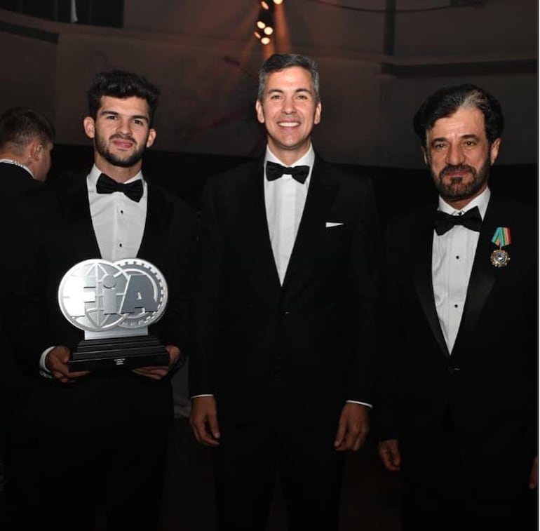 Fau Zaldívar, el presidente Santiago Peña y el titular de la FIA, Mohammed ben Sulayem, en la FIA Awards.