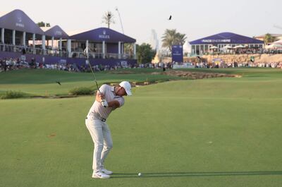 Rory McIlroy marcha al frente del DP World Tour de golf, en Emiratos Árabes Unidos.