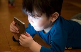 “Anteriormente, los niños acostumbraban a usar dos horas el celular, últimamente están conectados cuatro horas o más; arrojando una preocupación en cuanto al impacto que esto puede generar en ellos; a nivel cognitivo, emocional o conductual” (Foto: Pixabay).