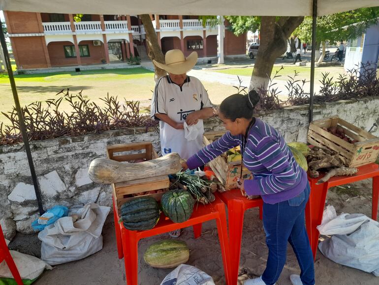 Las personas logran adquirir productos frescos de estas ferias.