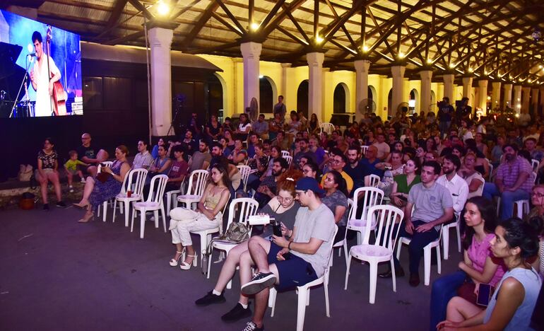 Una gran cantidad de público acompañó el evento, pese al intenso calor que se vivió en el recinto sobre todo en las primeras horas. El ambiente fue distendido y se montaron varios puestos de comidas y bebidas.
