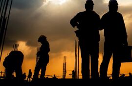 Trabajadores de la construcción en un edificio.
