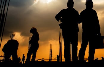 Trabajadores de la construcción en un edificio.