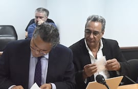 Hugo Javier González Alegre, ex gobernador de Central; y el Abg. Fausto Portillo durante la audiencia preliminar que inició esta mañana.