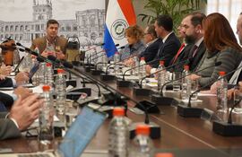 La pasada reunión del "Consejo de Ministros" de Santiago Peña. Ya se fue Lea Giménez y otro ministro ya está en la mira de lo colorados oficialistas.