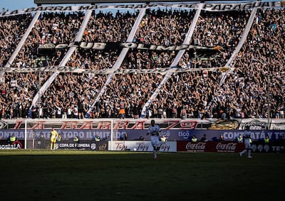 Los fanáticos del Olimpia apostados en el sector preferido del Defensores del Chaco, el Sur.