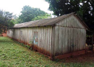 La antigua construcción de madera de la escuela San Isidro de la Calle 4.000 Bertoni ya no ofrece ninguna seguridad para seguir funcionando como sala de clases