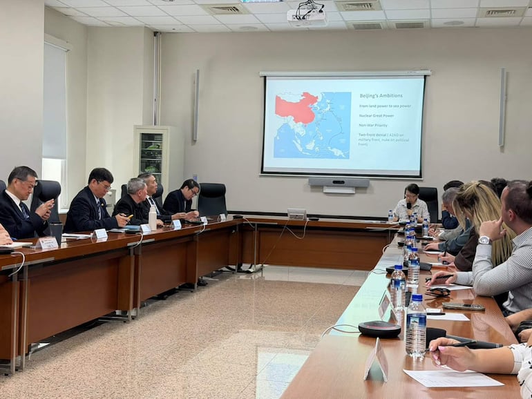 Técnicos del Instituto de Investigación de Seguridad Nacional (INDSR, por sus siglas en inglés) recibieron a periodistas paraguayos.