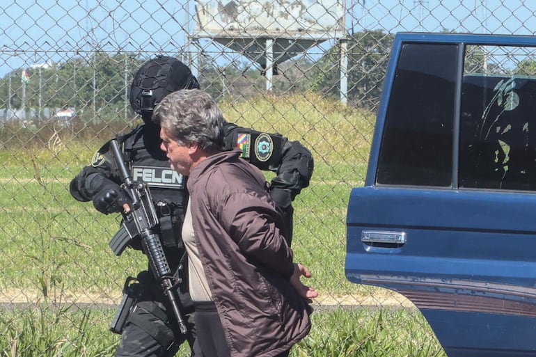 Gerson Palermo (d), considerado uno de los narcotraficantes más buscados en Brasil es custodiado por un integrante de la Fuerza Especial de Lucha Contra el Narcotráfico de Bolivia (FELCN), en Santa Cruz (Bolivia).
