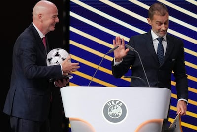 Aleksander Ceferin (derecha) se volvió en opositor de Gianni Infantino, con el que tuvo una buena relación.