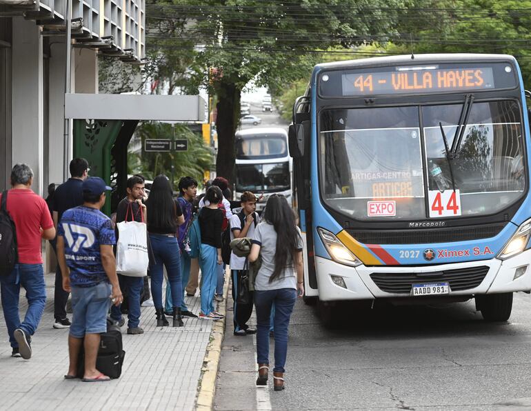 Los usuarios sufren por un pésimo servicio del transporte público.