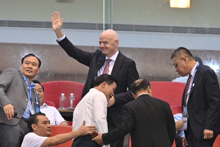 El presidente de la FIFA, Gianni Infantino (centro), saluda a su llegada al partido de vuelta de la final del Campeonato de la ASEAN 2026 entre Vietnam y Tailandia, en el Estadio Nacional My Dinh de Hanói, el 26 de agosto de 2026. (Photo by NHAC NGUYEN / AFP)