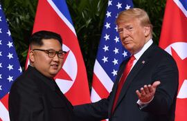 El líder norcoreano Kim Jong-un (a la izquierda) y el presidente estadounidense Donald Trump durante una de las reuniones que tuvieron entre 2018 y 2019.
