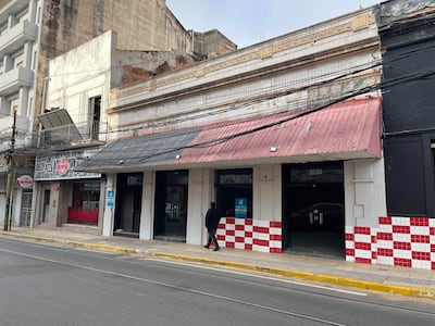 Edificio de estilo antiguo sin personas, con letrero de restaurante y calles vacías en un ambiente desolado.