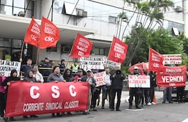 Manifestación de trabajadores fue frente a la Caja Central del IPS, en Constitución y Herrera.